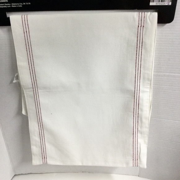 Robert Stanley Christmas Cardinal Table Runner, New